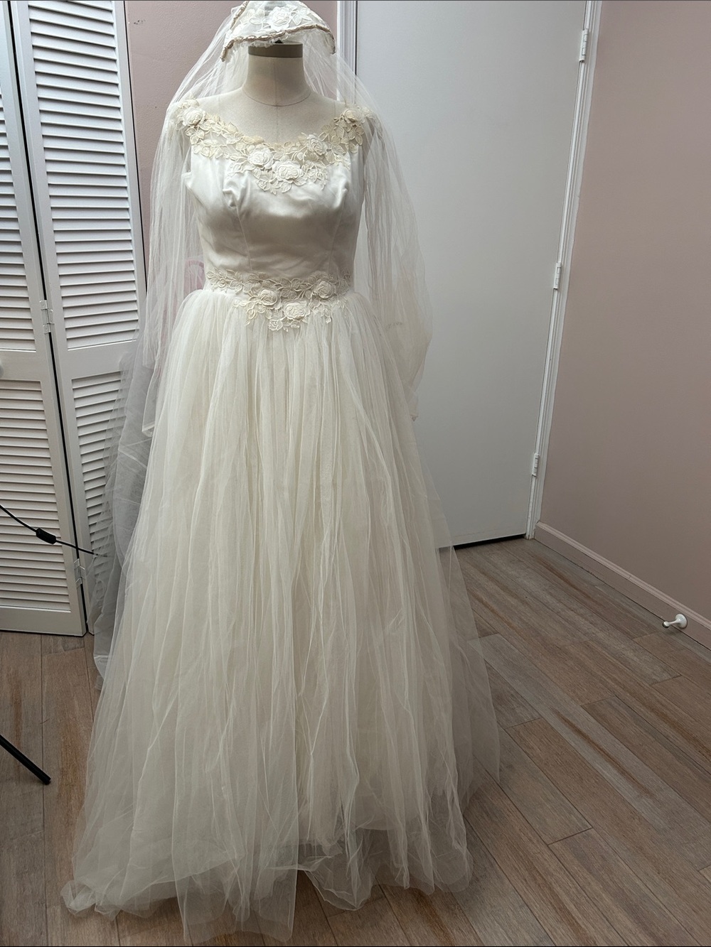 VTG Lord & Taylor Cream Lace Appliqué Ball Gown Wedding Dress size S